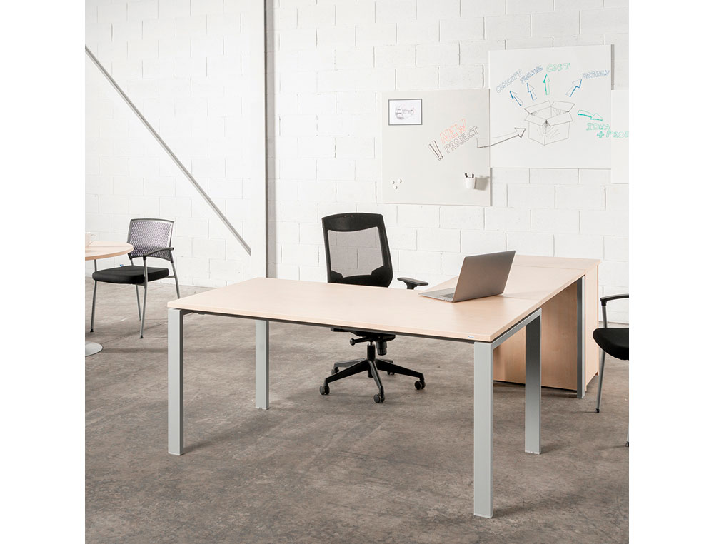 SILLA ROCADA DE OFICINA CON BRAZOS TAPIZADA EN TELA IGNIFUGA NEGRO Y RESPALDO EN POLIMERO COLOR NEGRO