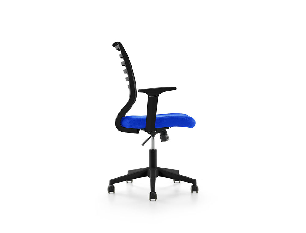SILLA ROCADA DE OFICINA CON BRAZOS TAPIZADA EN TELA IGNIFUGA AZUL Y RESPALDO DE MALLA NEGRO