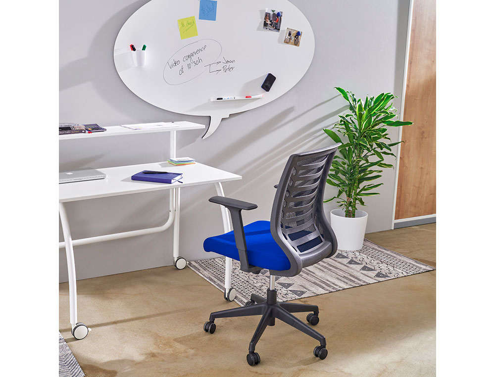 SILLA ROCADA DE OFICINA CON BRAZOS TAPIZADA EN TELA IGNIFUGA AZUL Y RESPALDO DE MALLA NEGRO