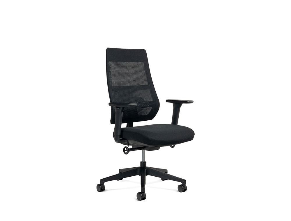 SILLA ROCADA DIRECCION CON BRAZOS REGULABLES BASE POLIMERO RESPALDO DE MALLA Y ASIENTO EN TELA NEGRO