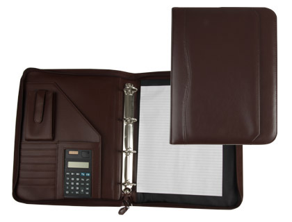 CARPETA PORTAFOLIOS Q-CONNECT CREMALLERA 4 ANILLAS 20 MM CONCALCULADORA CON BOLSA PARA MOVIL COLOR MARRON 260X355 MM